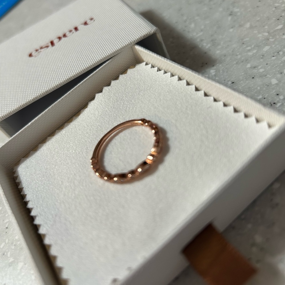 Elegant Rose Gold Women's Ring - Picture 4 of 7